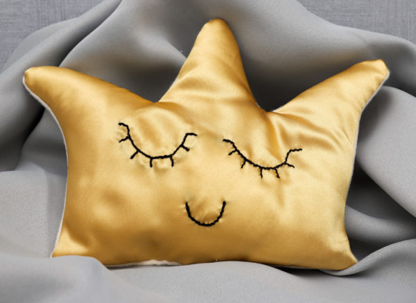 Coussin kawaï couronne