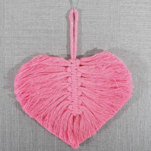 Suspension en macramé modèle "cœur"